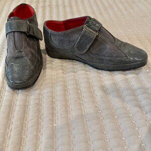 Dark gray Amalfi booties with velcro closure, size 5